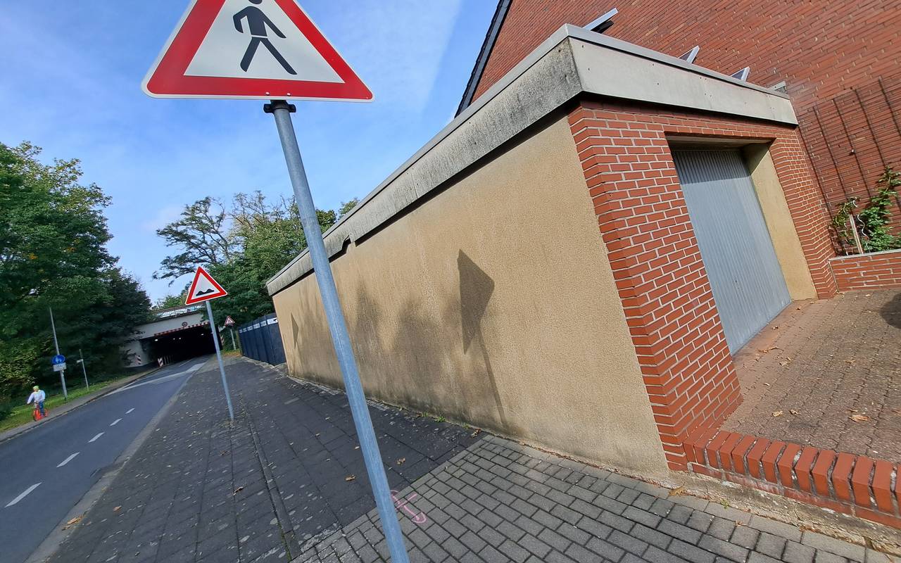 An dieser Garagenwand sollte ein Werbeschild oder -Banner aufgehangen werden.