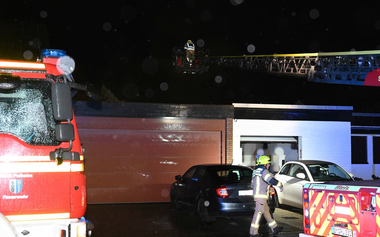 Feuer löscht Brand an einem Bungalow in Pulheim
