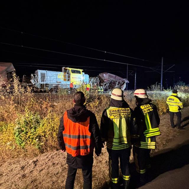 Güterzug stößt mit Bauzug zusammen
