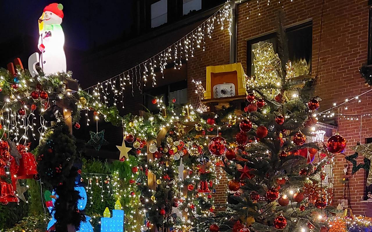 Ein Mann aus Oberhausen hat sein Haus mit tausenden Lichtern, Weihnachtsfiguren, Sternen und Kugeln geschmückt.