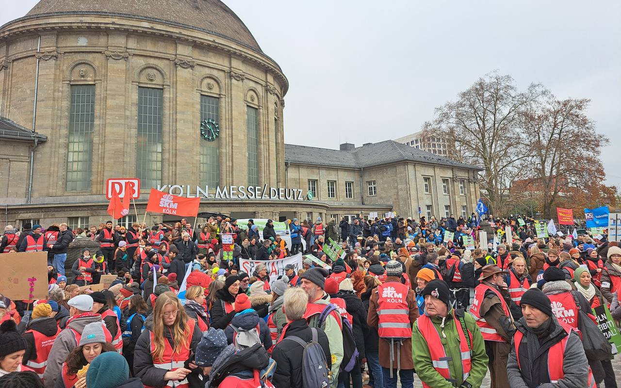 Proteste gegen Kürzungen im sozialen Bereich Bahnhof Deutz