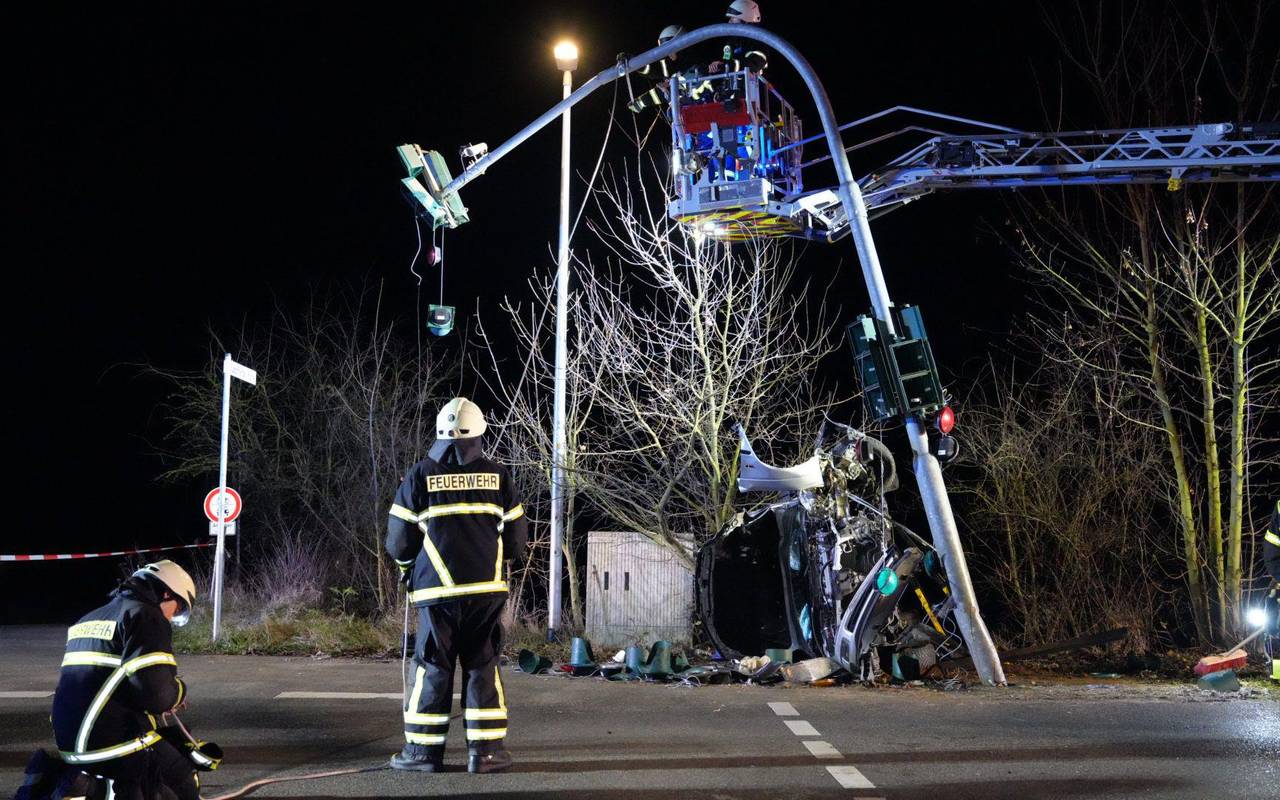 Auto prallt in Erftstadt gegen Ampel