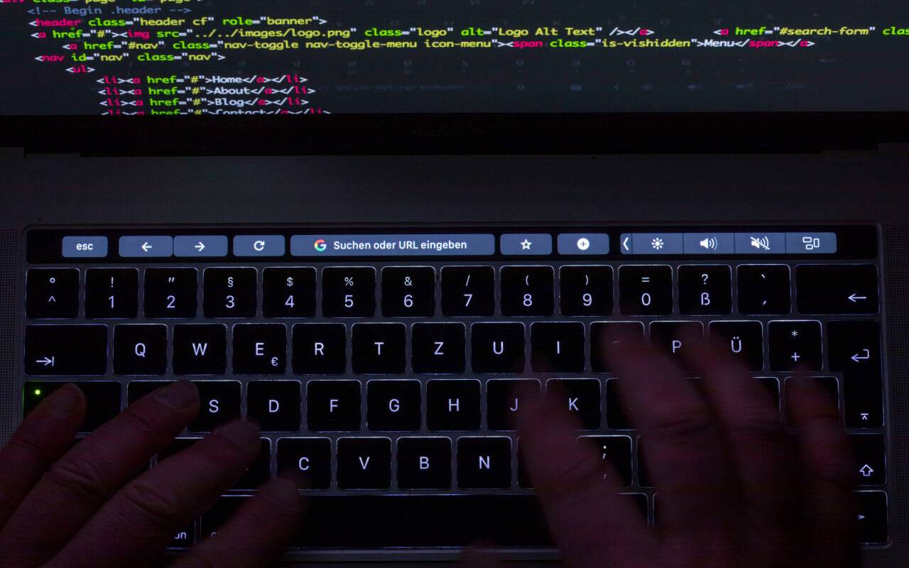 Der html-Code für die Programmierung einer Internetseite ist auf dem Monitor eines Laptops zu sehen