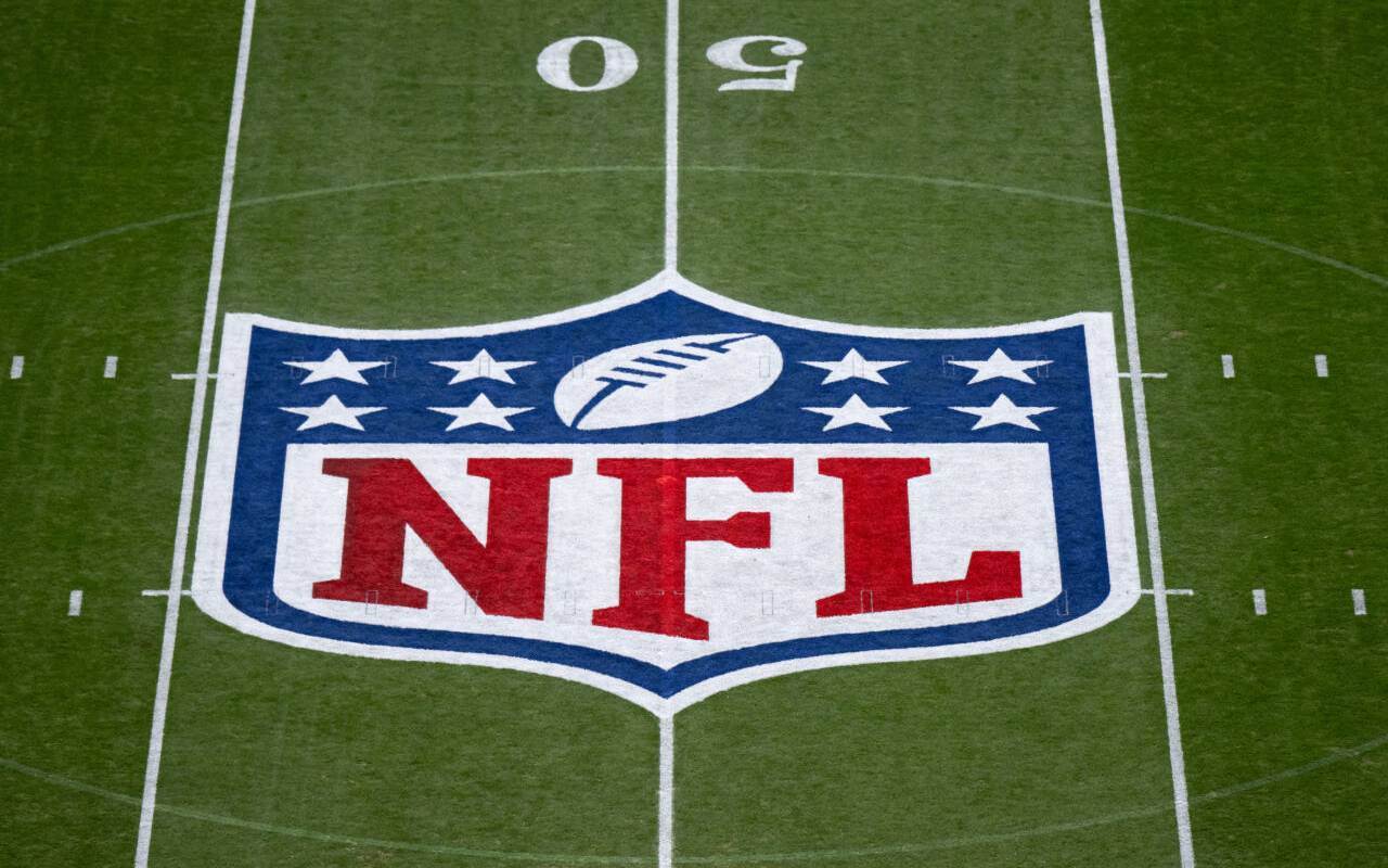 Das Logo der NFL ist in der Allianz Arena zu sehen.