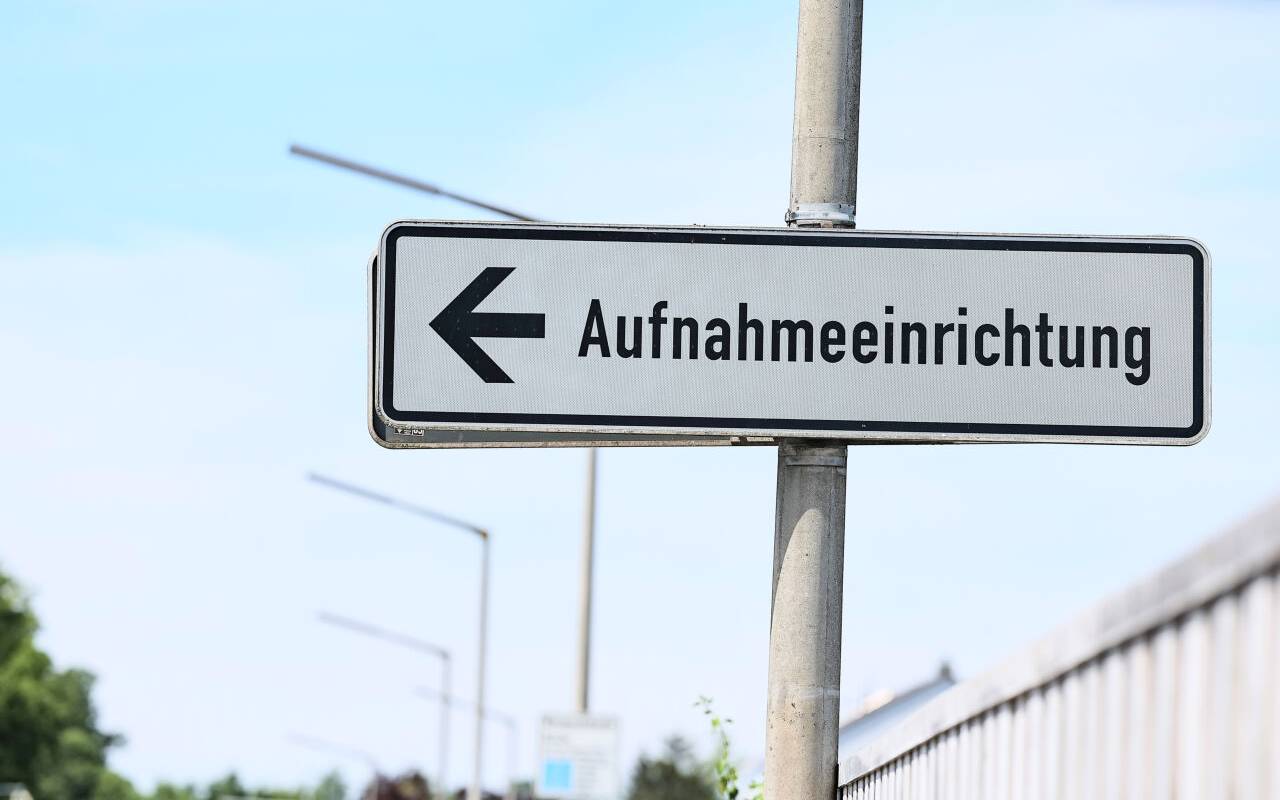 Wegweiser und Verkehrsschild zur Zentralen Aufnahmeeinrichtung für Asylbewerber in Bayern.