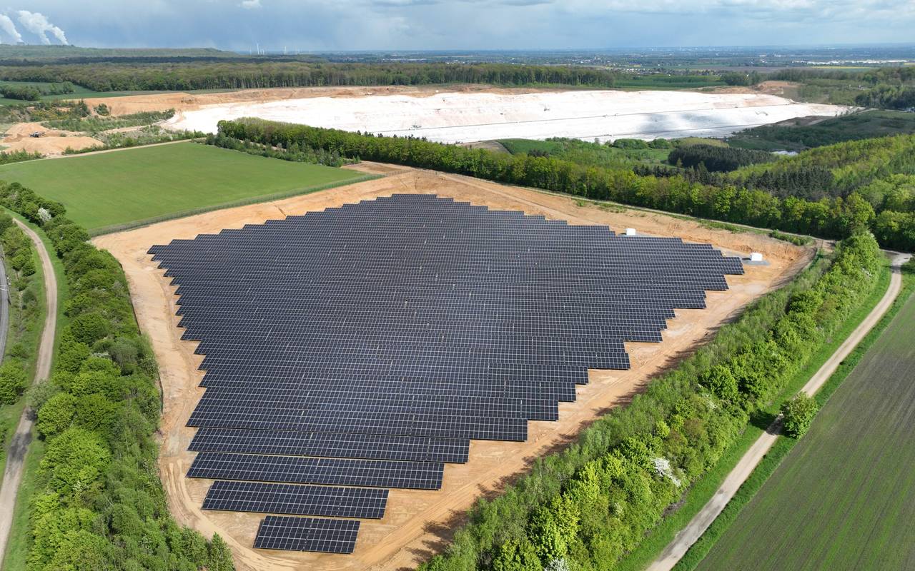 Luftaufnahme der Photovoltaikanlage der Quarzwerke Frechen