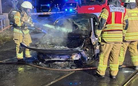 Auto brennt in Brühl nach Bahnunfall aus