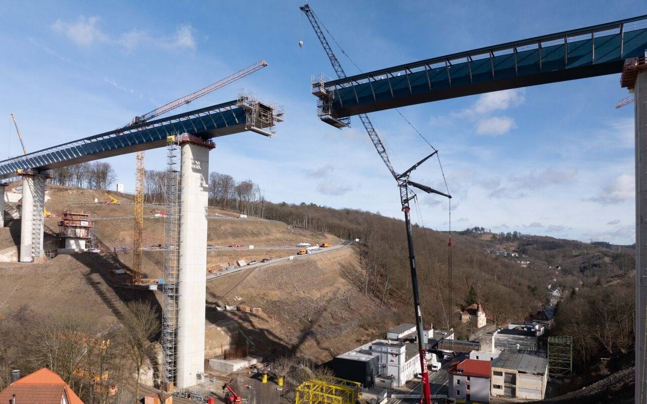 Bei der "Stahlhochzeit" der Rahmede-Talbrücke werden die beiden Brückenhälften zusammengeführt, um verschweißt werden zu können. Die wichtige Verkehrsachse A45, die das Ruhrgebiet mit dem Ballungsraum Frankfurt verbindet, ist seit mehr als drei Jahren wegen des Neubaus einer maroden Brücke gesperrt. (zu dpa: «NRW-Brücken besonders marode - Wirtschaft schlägt Alarm»)