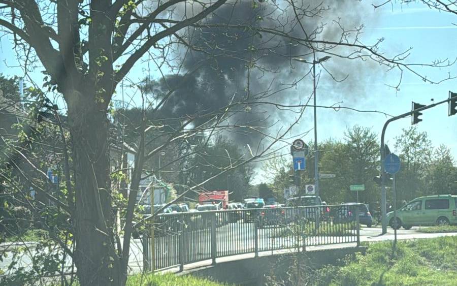 Der brennende Dachstuhlbrand beim ASB in Erftstadt
