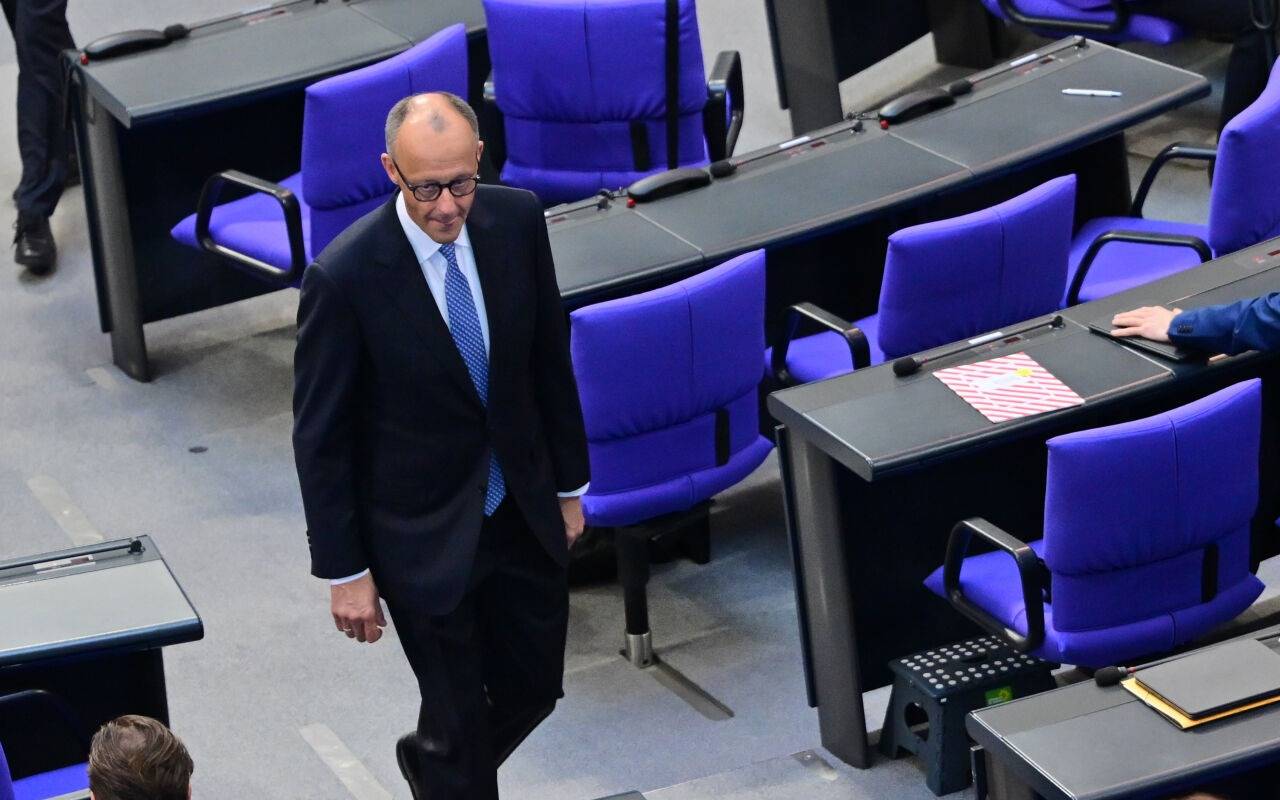 Der designierte Bundeskanzler Friedrich Merz (CDU), geht im Bundestag bei der Kanzlerwahl durch die Reihen. Im Bundestag findet die Wahl und Vereidigung des Bundeskanzlers und der neuen Bundesregierung statt.
