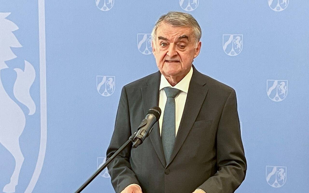 Der nordrhein-westfälische Innnenminister Herbert Reul (CDU) gibt eine Pressekonferenz zur Festnahme von drei mutmaßlichen Russland-Agenten.
