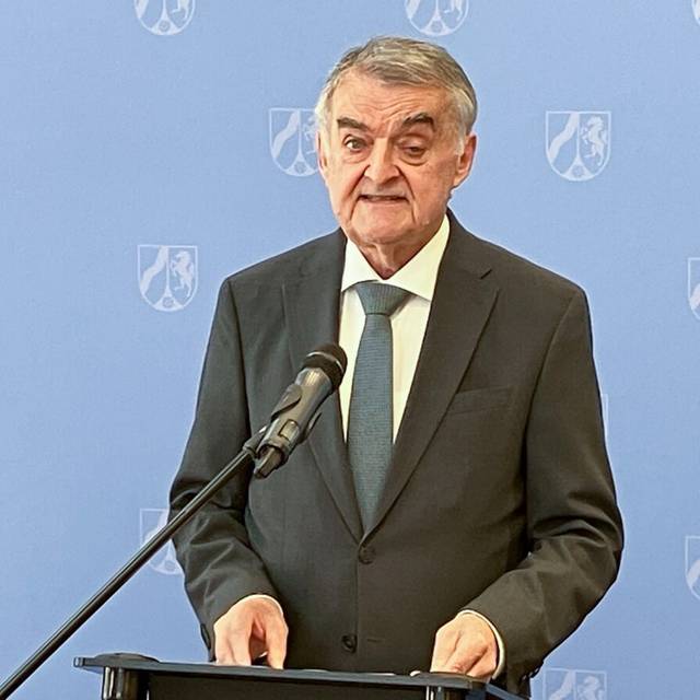 Der nordrhein-westfälische Innnenminister Herbert Reul (CDU) gibt eine Pressekonferenz zur Festnahme von drei mutmaßlichen Russland-Agenten.