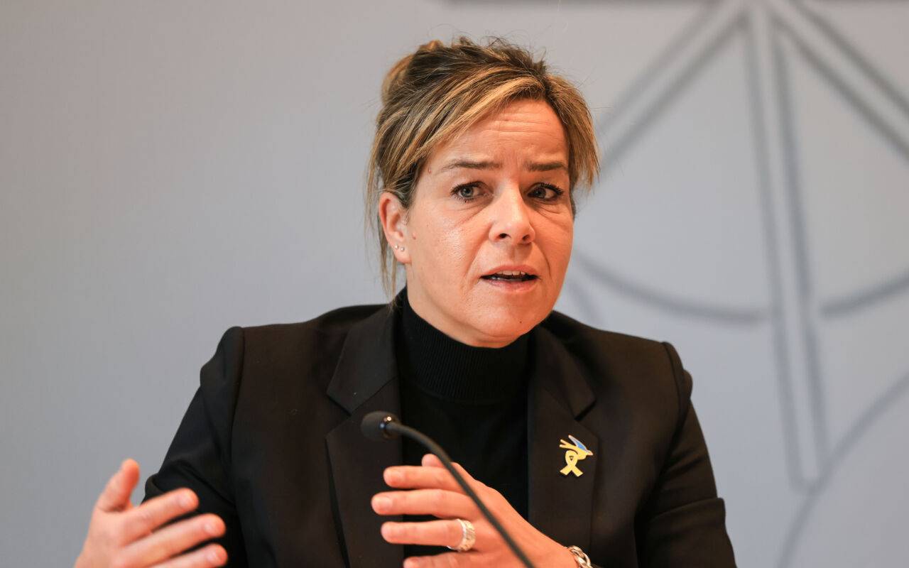 Mona Neubauer (Grüne), Wirtschaftsministerin, spricht auf einer Pressekonferenz der Landesregierung im Landtag.