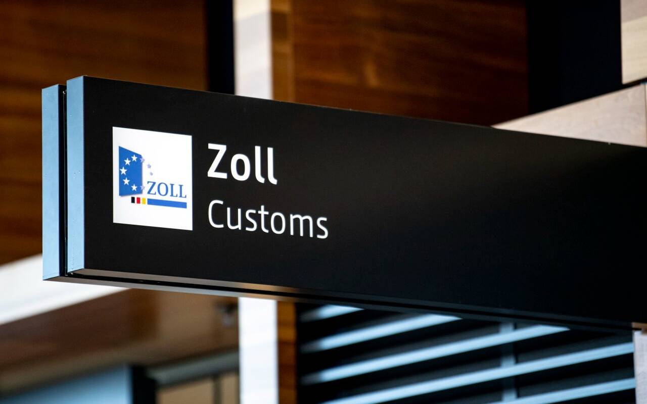 Ein Schild weist in der Haupthalle des Flughafen Berlin Brandenburg (BER) auf den Zoll hin.