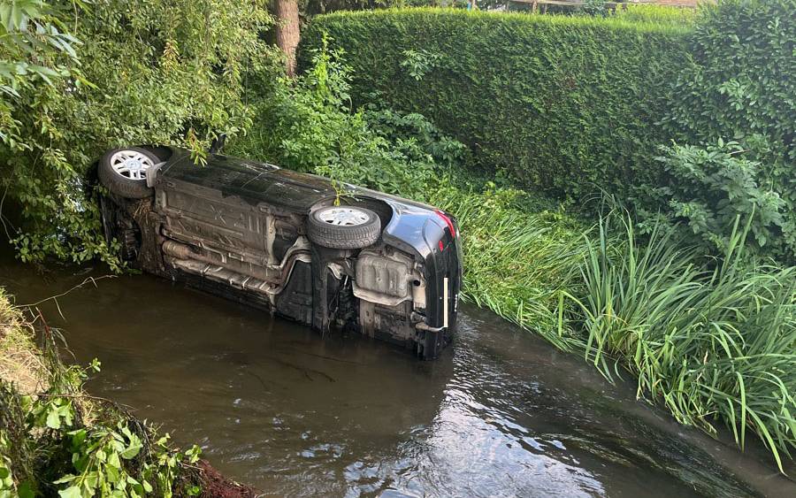 Das Auto in der Erft