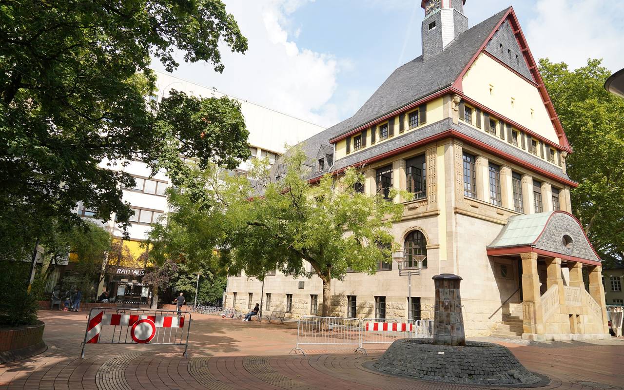 Mit Baken wird der gefährdete Bereich abgesperrt