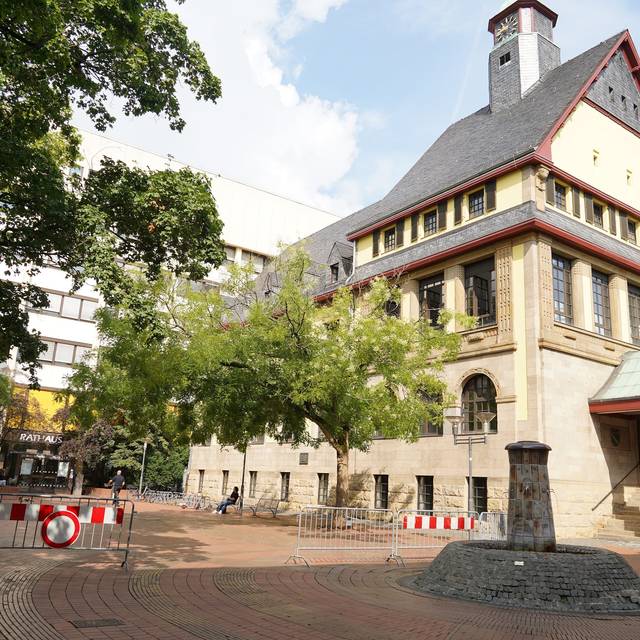 Mit Baken wird der gefährdete Bereich abgesperrt