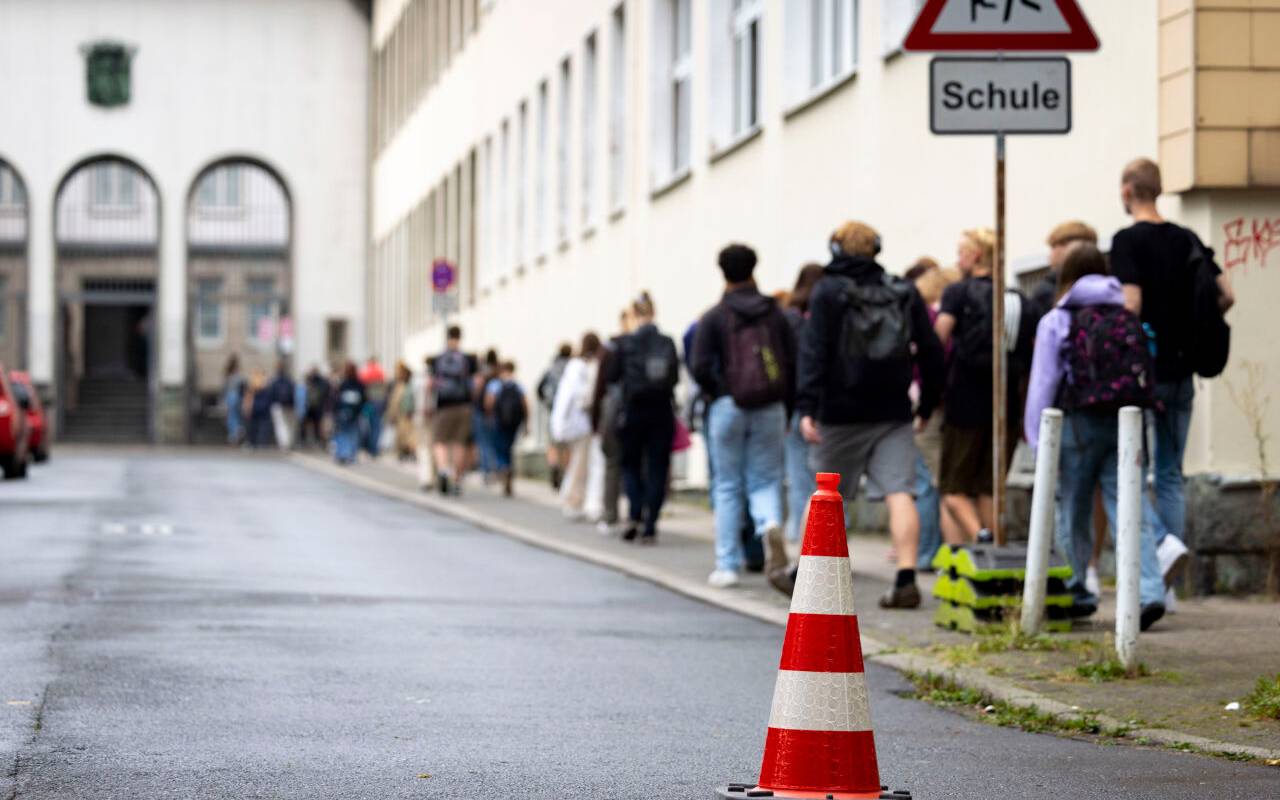 Pylonen stehen auf der Straße an der Bardelebenschule, ab 7.45 Uhr ist das Befahren der Straße für 45 Minuten untersagt