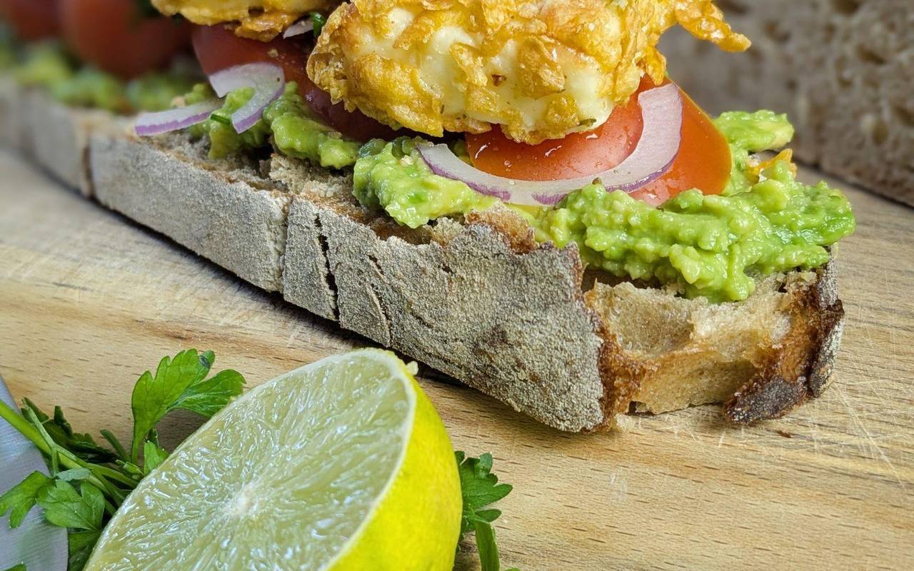 Knuspriger Feta auf Brot