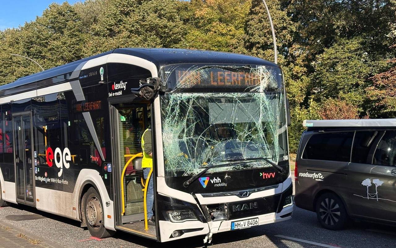 Zwei Busse in Hamburg zusammengestoßen