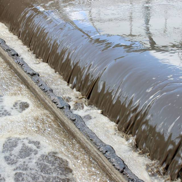 Ein Detail eines Belebungsbeckens in einem Klärwerk. Einige PFAS finden unter anderem über Kläranlagen ihren Weg in Flüsse, Seen und Meere.