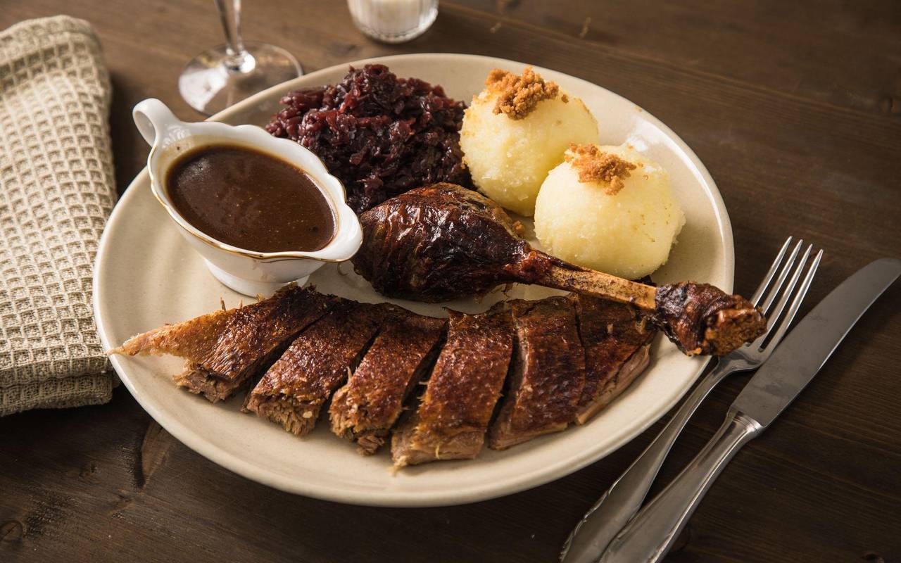 Martinsgans mit Rotkohl und Klößen
