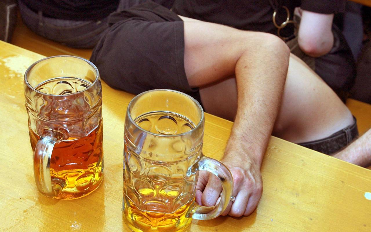 Ein Betrunkener sitz zusammengesunken in einem Bierzelt