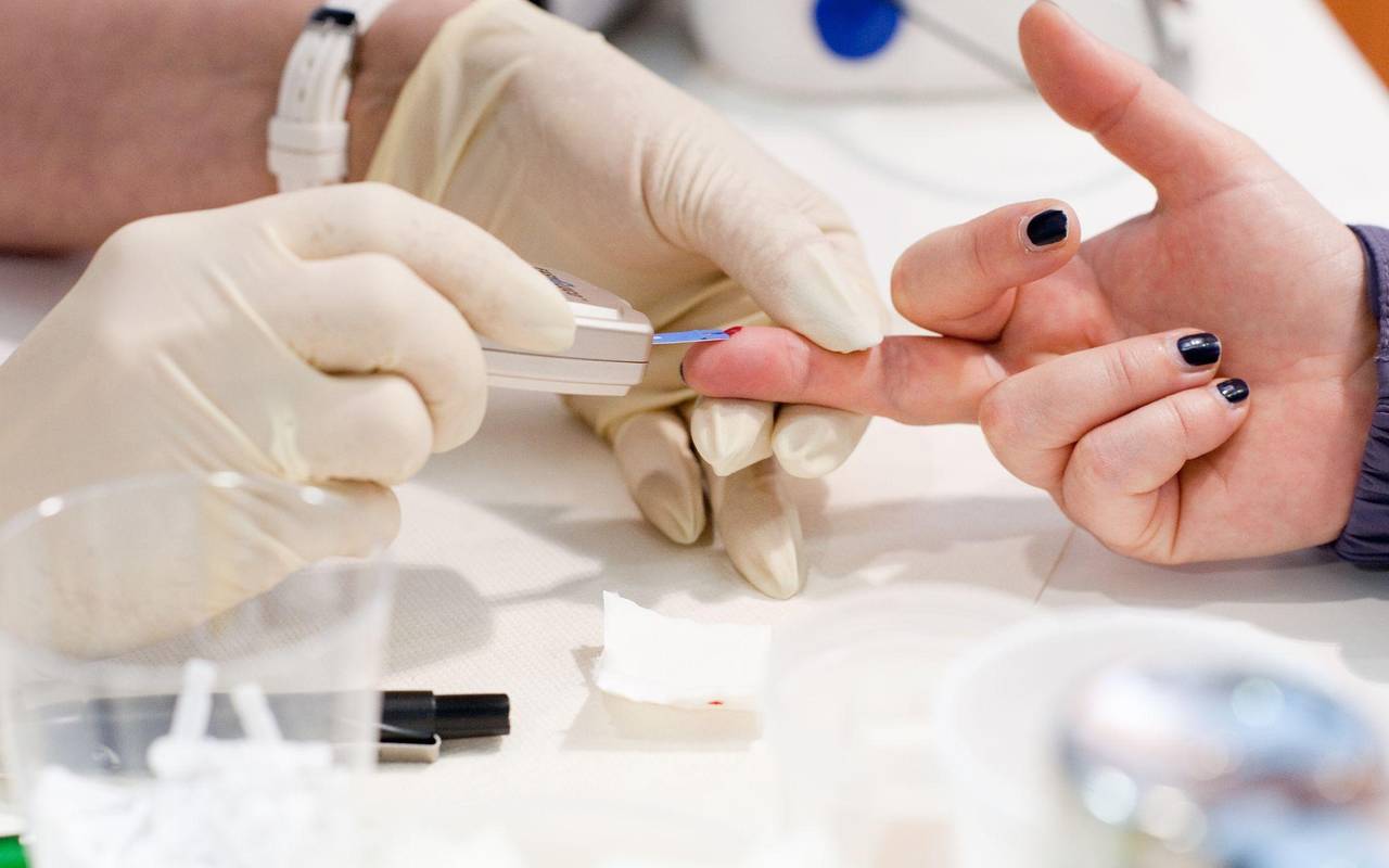 Eine Frau lässt ihren Blutzucker messen