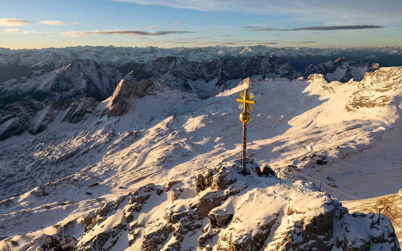 Zugspitz-Gipfelkreuz wird ins Tal geflogen und restauriert