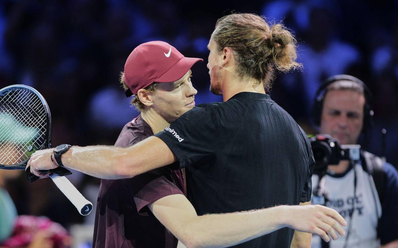 Jannik Sinner und Alexander Zverev (r)