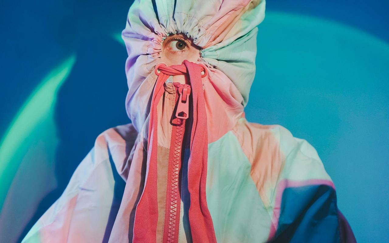 Frau versteckt ihr Gesicht in einem Hoodie