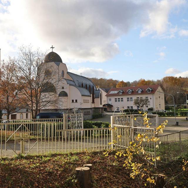 Baby vor Kloster im hessischen Waldsolms gefunden