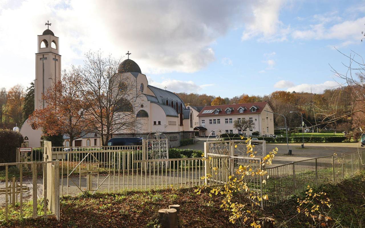 Baby vor Kloster im hessischen Waldsolms gefunden