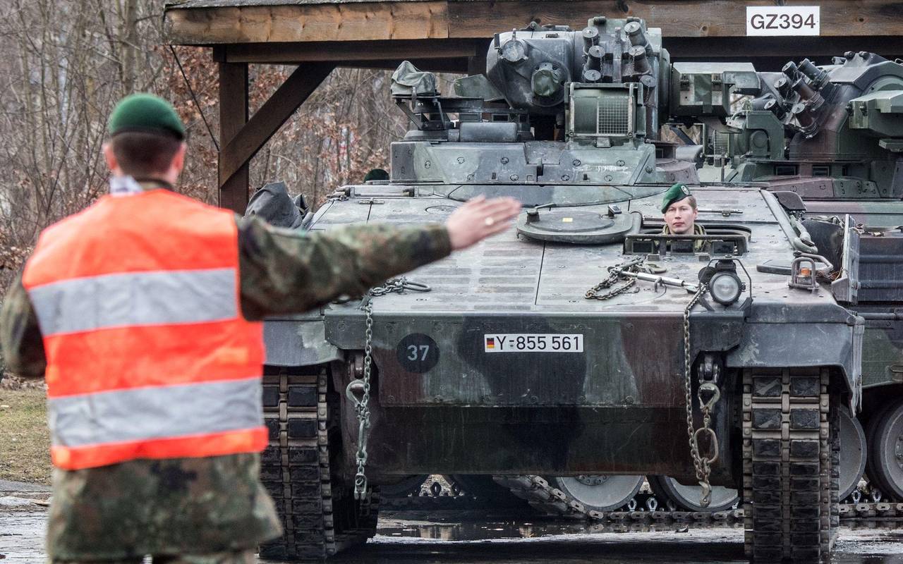 Bundeswehr verlädt Panzer für den Transport nach Litauen
