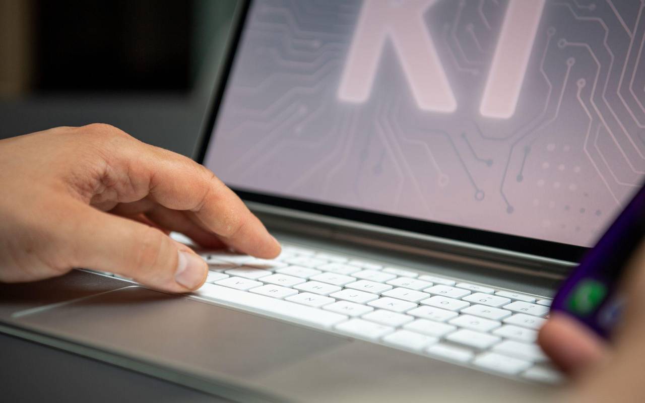Ein Mann nutzt einen KI-Assistenten auf einem iPad und iPhone