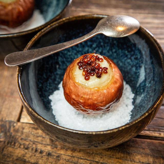 Gefüllte Zwiebel mit Linsen-Topping auf Meersalz