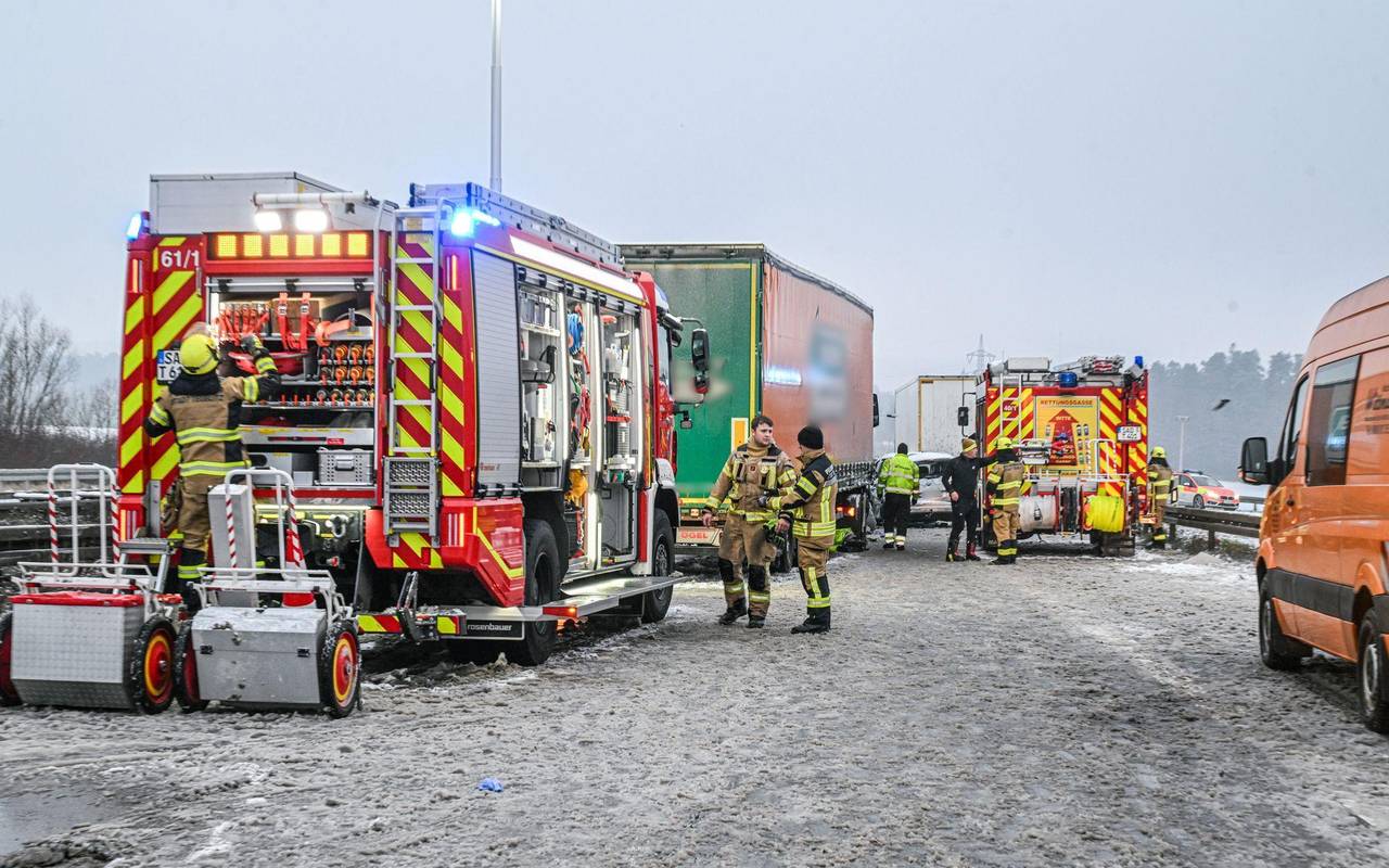 Mindestens drei Menschen sterben auf glatter Autobahn