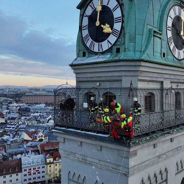 Feuerwehr rettet verletzte Frau von Kirchturm in München