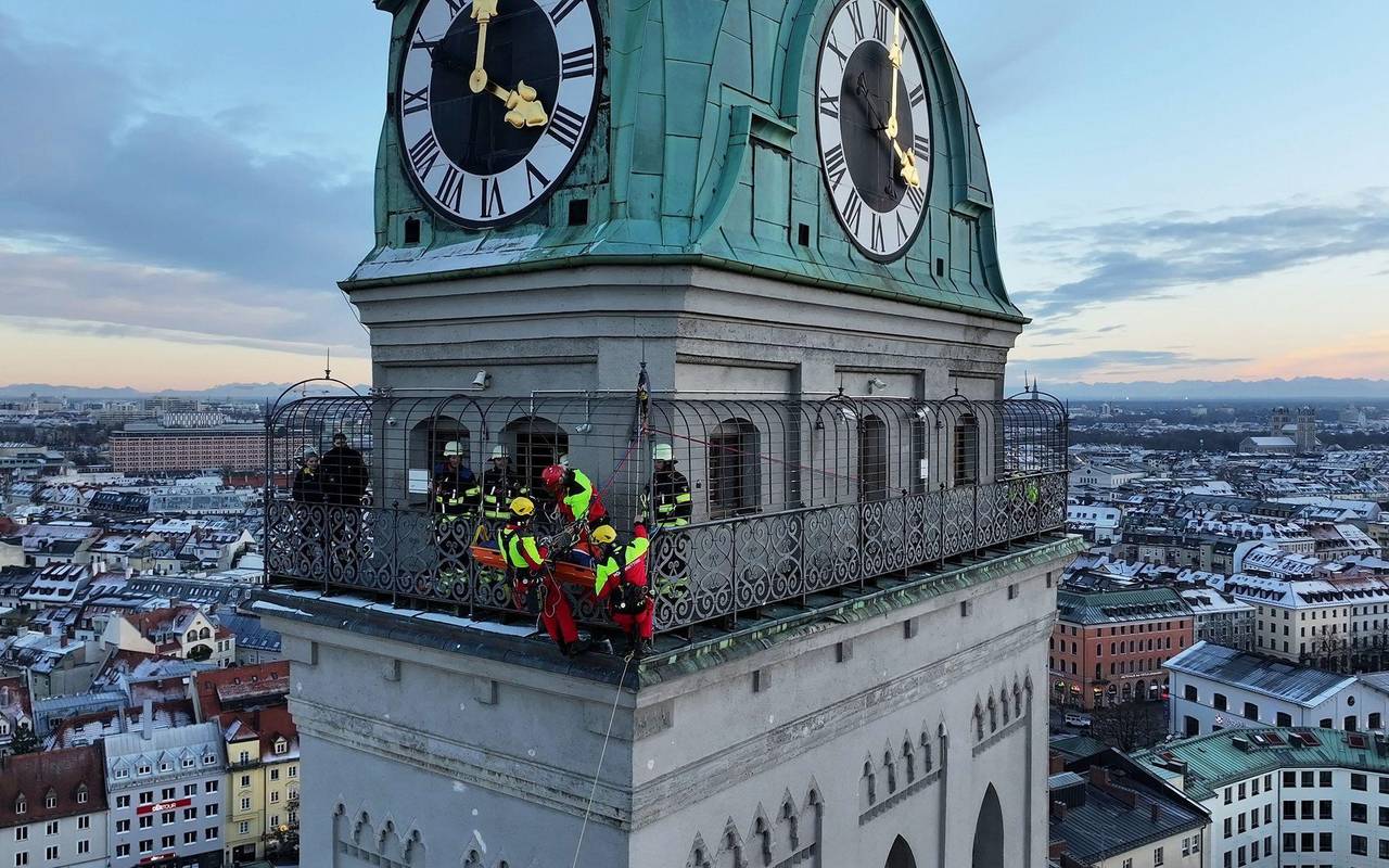 Feuerwehr rettet verletzte Frau von Kirchturm in München