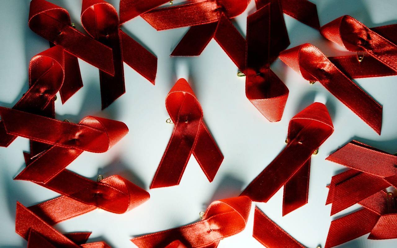 Rote Aids Schleifen auf einem Tisch