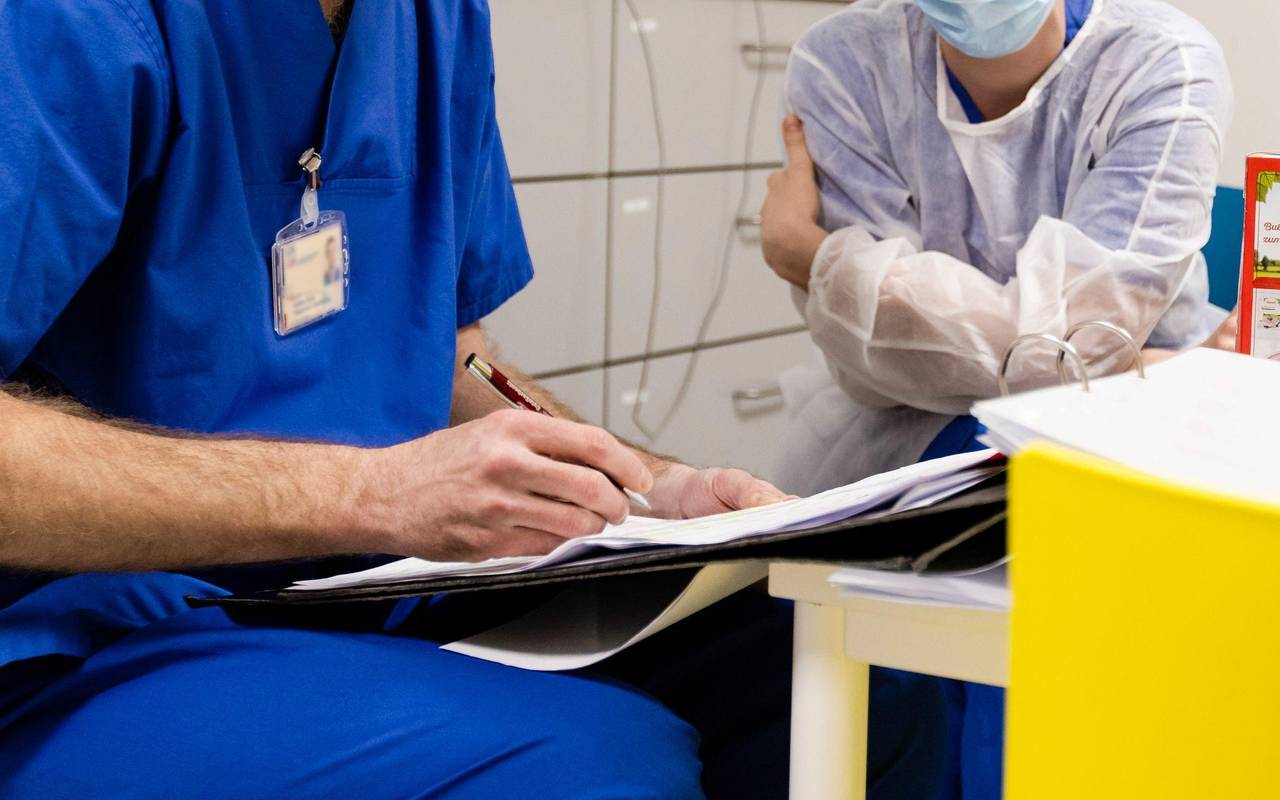 Pfleger beraten im Pausenraum über den Dienstplan