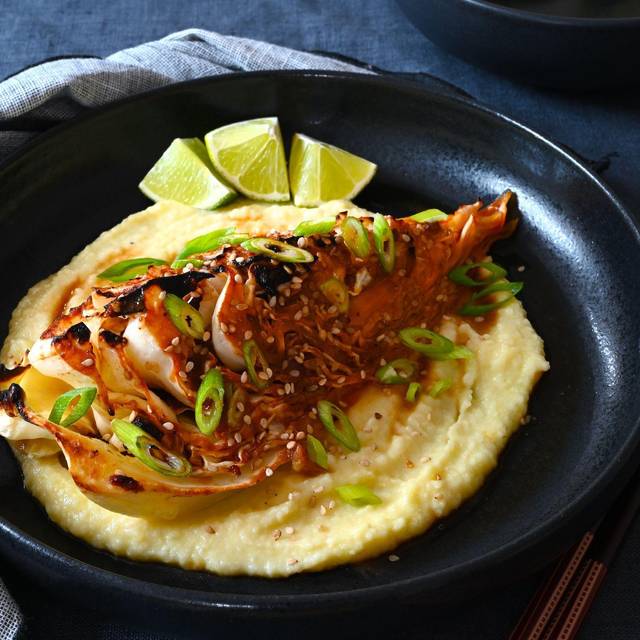 Gerösteter Miso-Spitzkohl auf Selleriepüree