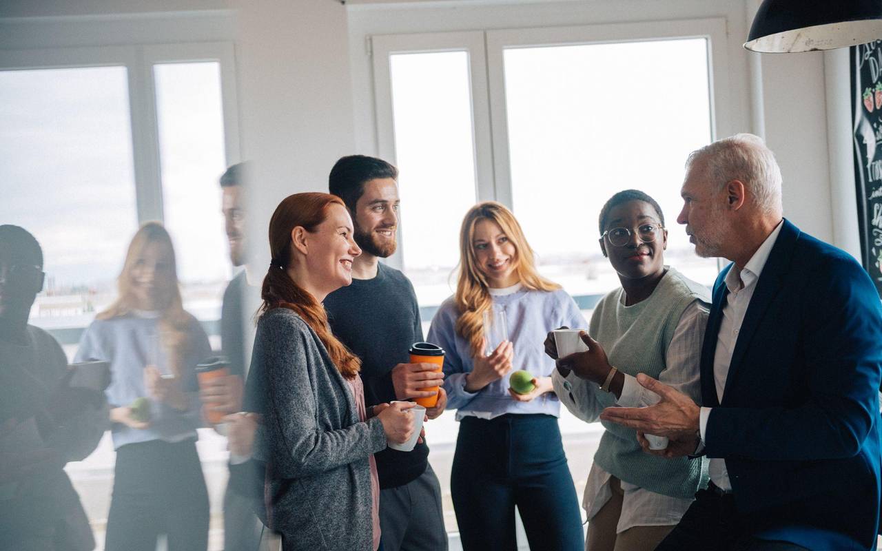 Eine Gruppe Kollegen macht Pause in der Büroküche