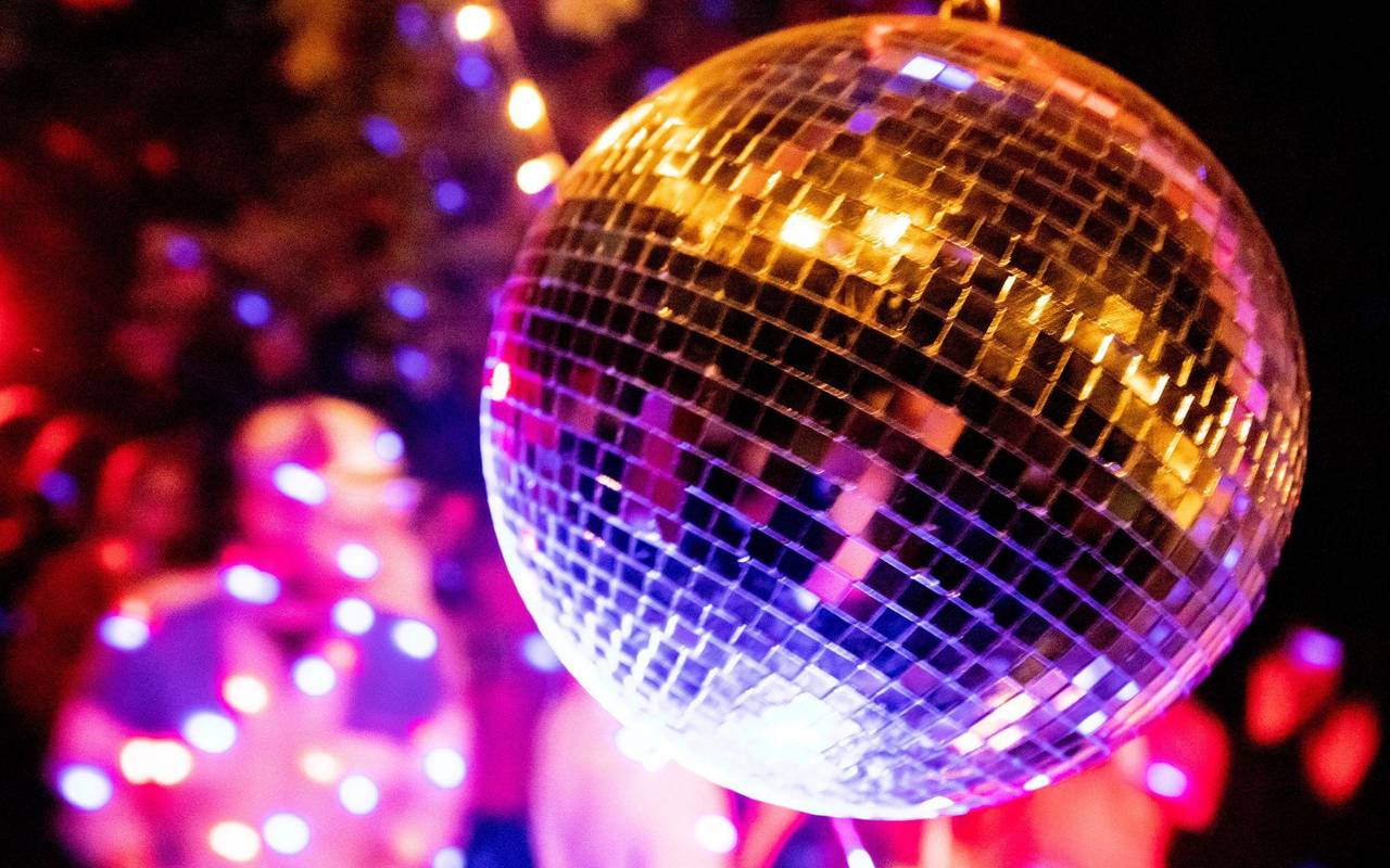 Diskokugel glitzert bei einer Feier