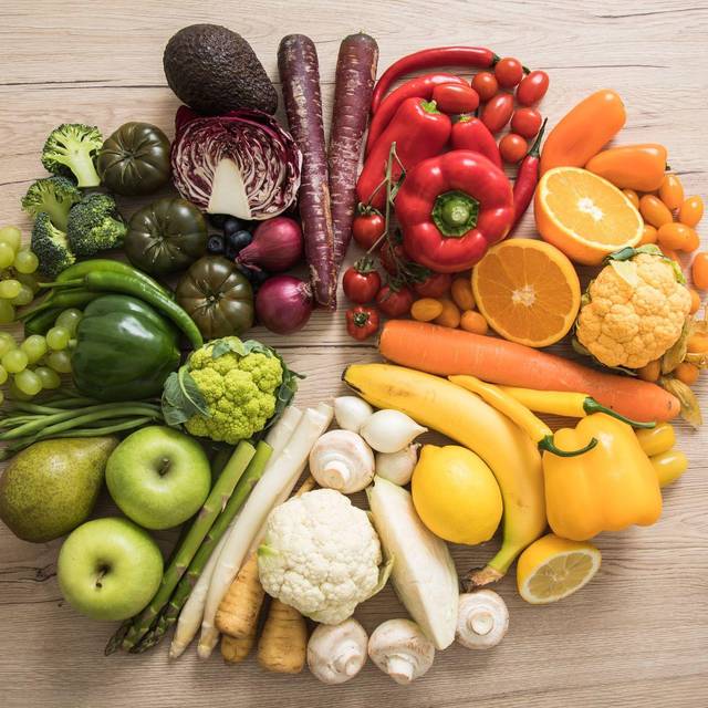 Obst und Gemüse liegt auf einem Tisch