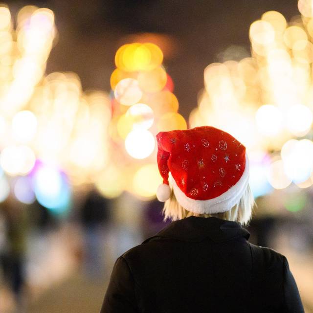 Eine Frau mit einer Nikolausmütze