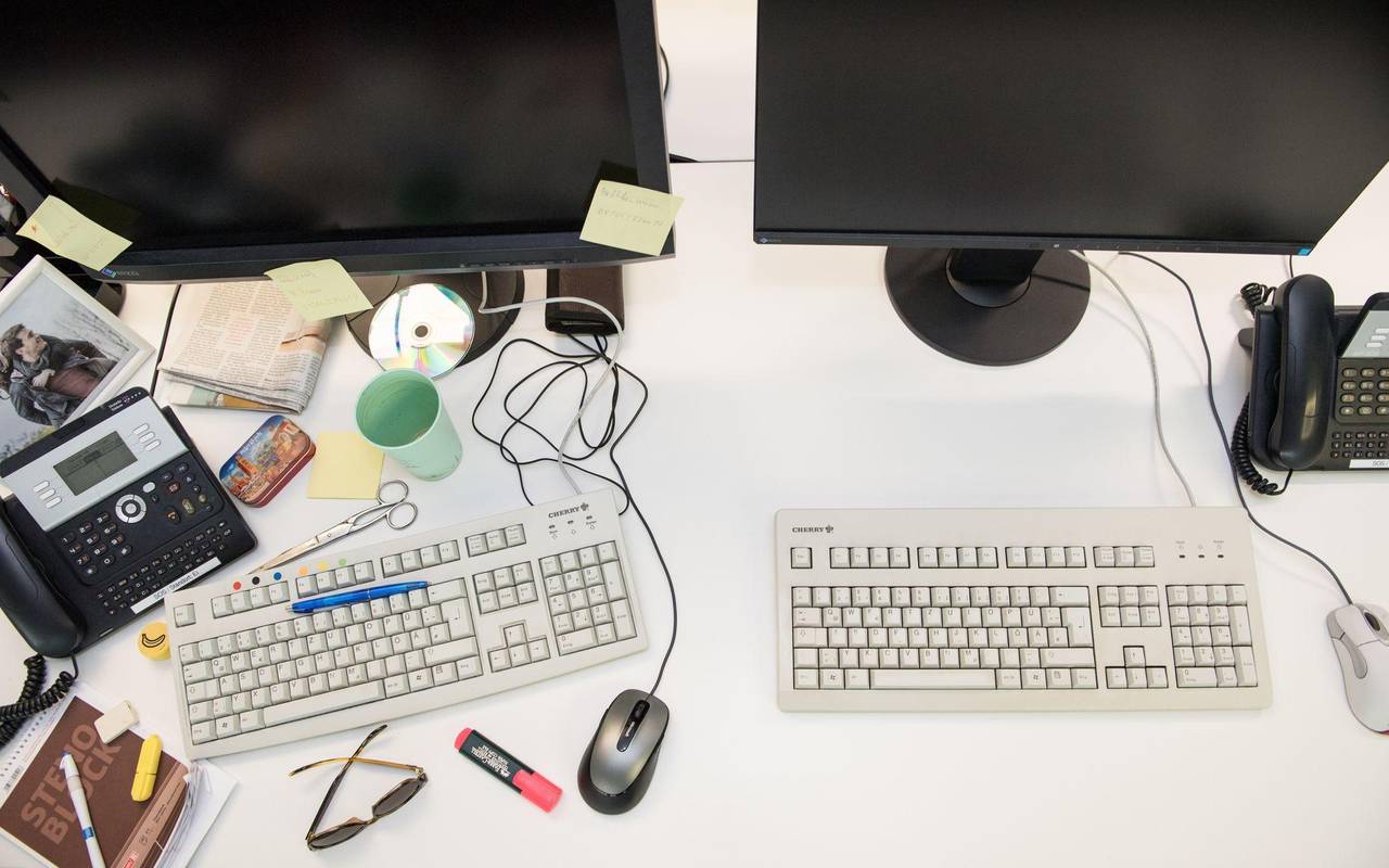 Ein aufgeräumter und voller Schreibtisch