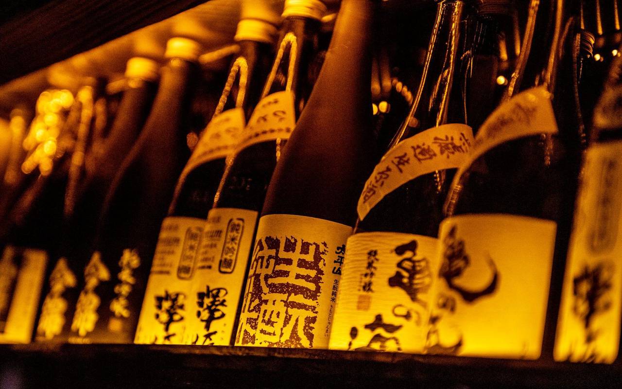 Sakeflaschen aneinandergereiht.