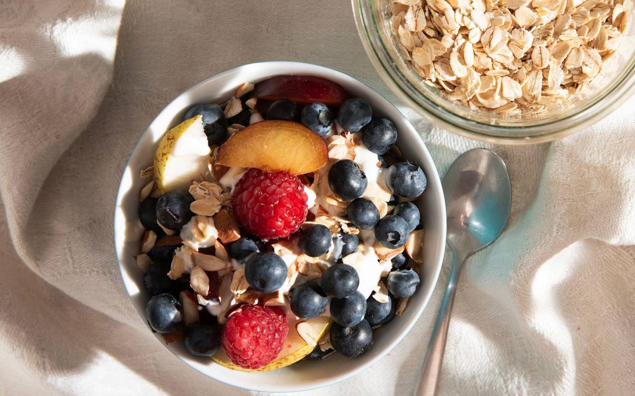 Frühstücksmüsli in einer Schale