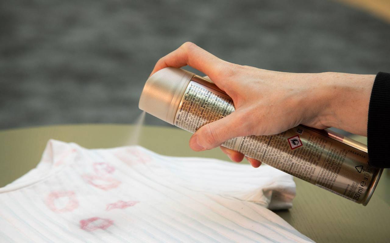 Flecken mit Haarspray einsprühen